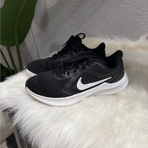 Nike Dual-Tone Black and White Running Shoes